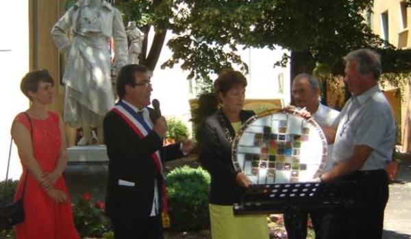 M. Valéro offre un vitrail symbolisant