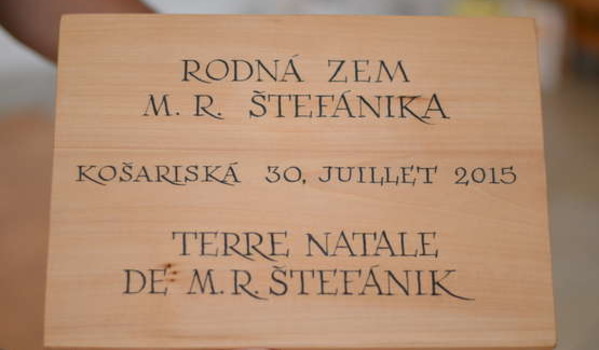 Coffret dans lequel se trouve la terre du jardin de Stefanik